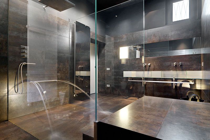 Donkere badkamer met glazen wanden
